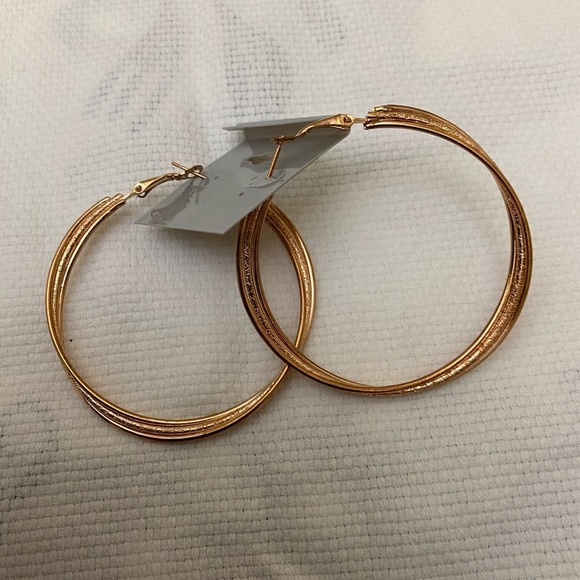 Fashion Jewelry Rose Gold Pierced HoopsNWT - Picture 3 of 3